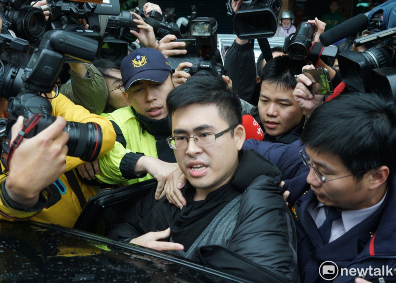 針對部分媒體不實指控，王炳忠今（3）天在律師陳麗玲的陪同下，赴北檢對《三立新聞台》新聞部總監、採訪中心與《自由時報》撰稿記者等3人提出加重誹謗告訴。   圖：張良一／攝