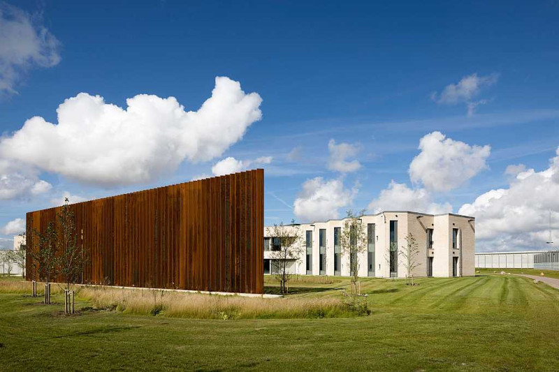 丹麥Storstrøm監獄日前啟用，面積廣達9680坪，建築與環境融合，美到簡直像1所大學校園。   圖：翻攝CFMøller建築師事務所官網