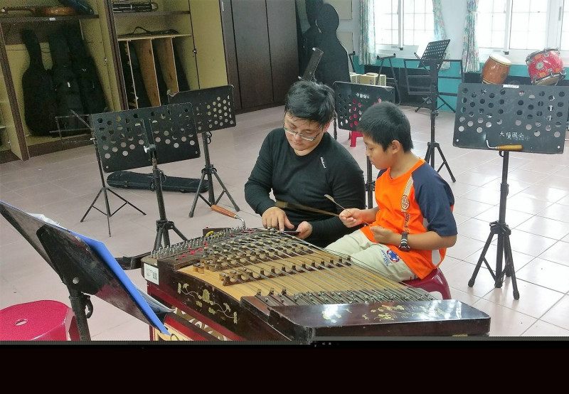 位於宜蘭縣大福國小透過樂器銀行的支援，國樂團的孩子有了樂器可以玩樂團。   圖:大福國小／提供