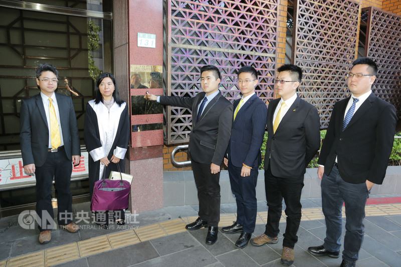 新黨發言人王炳忠（右4）22日赴台北地檢署，按鈴控告北檢、調查局辦案人員違法搜索，涉嫌瀆職、侵入住宅、妨害自由等罪。   圖 : 中央社
