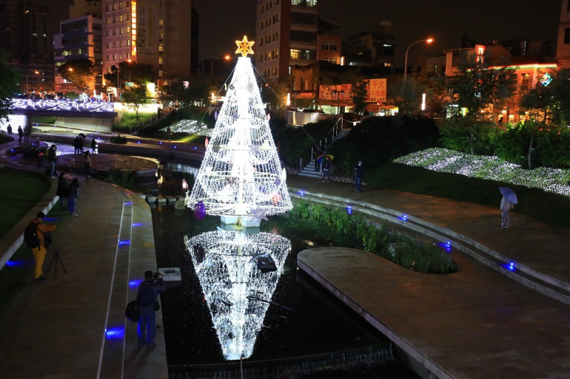台中市政府今年在中區熱門景點柳川打造全國首座水中耶誕樹。   圖：台中市政府提供