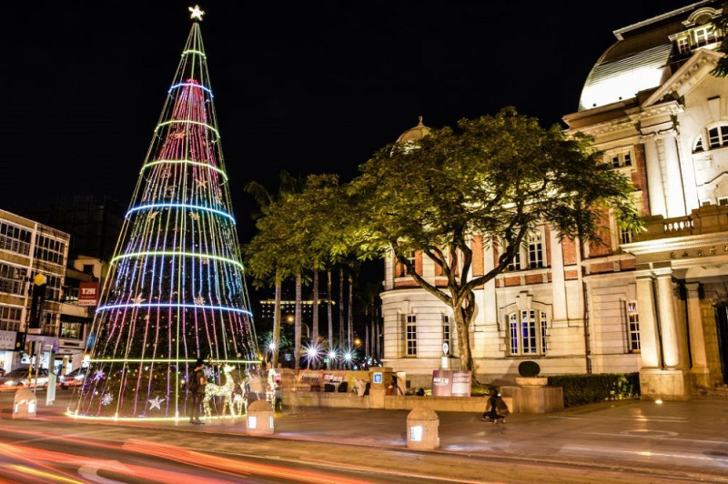 台灣文學館擁有高達15公尺的光雕聖誕樹，取名為有「溫度的聖誕樹」，傳遞溫暖正能量。   圖：台南市政府/提供