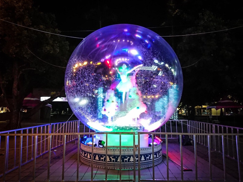 屏東縣政府首次在屏東公園舉辦耶誕節，利用「北歐風」設計，架設高達5公尺的巨型耶誕水晶球。   圖：屏東縣政府/提供