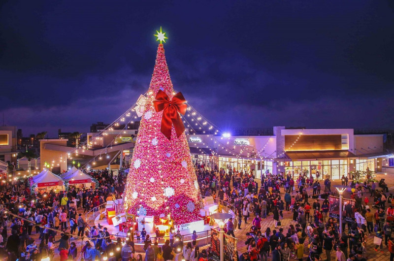 桃園華泰名品城的耶誕村，今年打造出高15米的巨型聖誕樹，還有粉紅薑餅屋與定時飄雪的造景。   圖：翻攝自《桃園市華泰名品城》FB