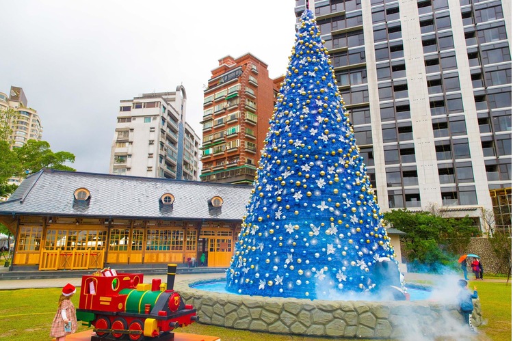 新北投捷運站旁的「溫泉耶誕樹」，10米高的耶誕樹以藍白色調為主軸。   圖：翻攝自《智慧臺北 幸福生活》FB