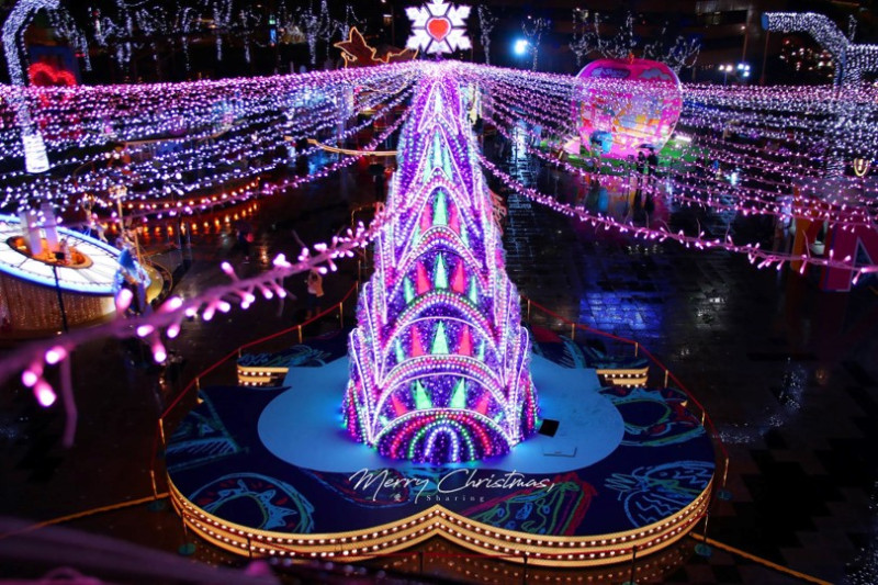 統一時代百貨前層層疊疊的燈光設計耶誕樹，加上頂端的一系列延伸燈串，創造出「紐約風」的耶誕氣息。   圖：翻攝自《男子的日常生活》FB
