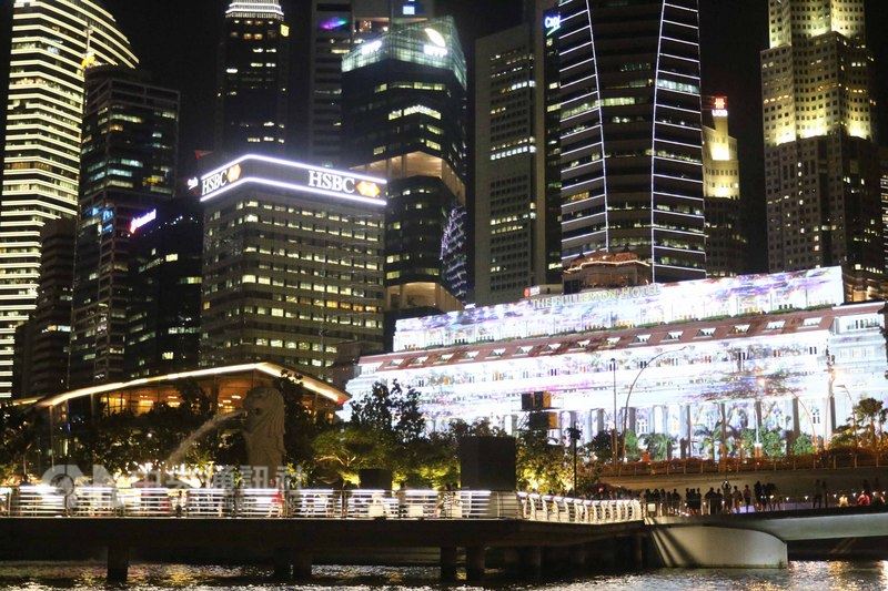 新加坡濱海灣跨年系列活動將揭開序幕，富麗敦酒店外牆從26日起幻化成精彩巨幅畫布，透過大型燈光投影秀盡情揮灑，描繪「郵差小熊」克服一切挑戰故事。   圖 : 中央社