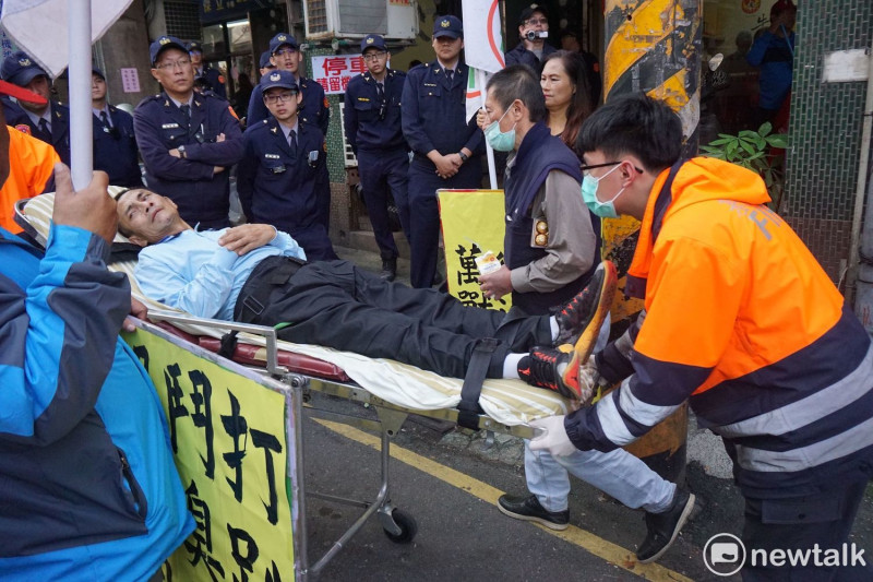 一名抗議民眾疑因體力不支送醫。   圖：周煊惠 / 攝