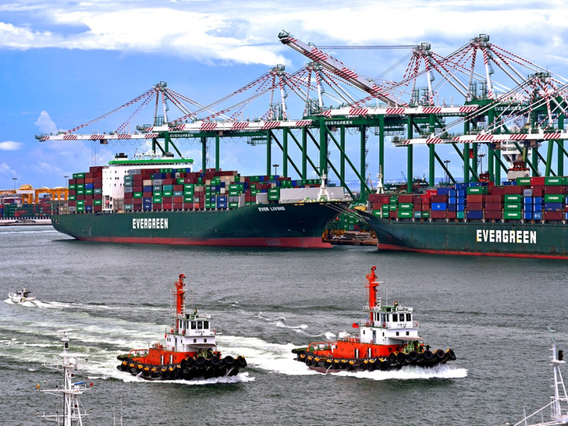 高雄港今(22)宣布第四季貨櫃量回穩，至本(12)月22日貨櫃裝卸量已突破1千萬TEU(20呎標準櫃單位)並持續增加中。   圖:台灣港務公司/提供