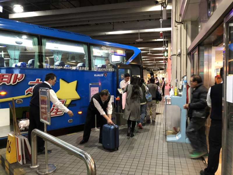 首都客運宣布「台北－宜蘭」國道客運在元旦連假期間，提供疏運快速、票價優惠的五大措施。   圖：首都客運/提供