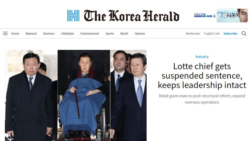 南韓樂天集團會長辛東彬（左起）、創辦人辛格浩與前副會長辛東主22日因涉嫌行賄、逃漏稅及挪用公款等罪名出庭。   圖：翻攝Korea Herald官網