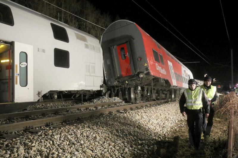 奧地利兩列火車在維也納附近相撞，造成8人受傷。   圖: 達志影像 /美聯社