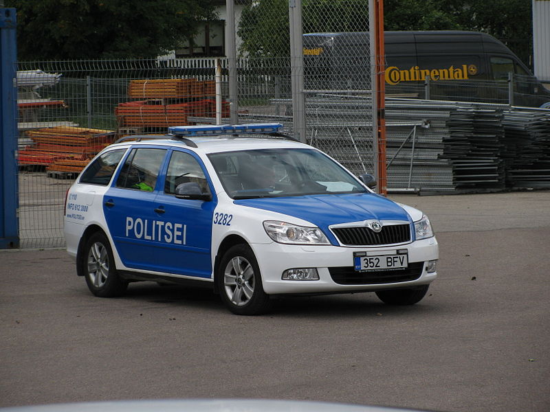 愛沙尼亞警方為了改善交通安全，寄黑色賀卡給今年內違規五次以上的駕駛。   圖：翻攝Wikimedia Commons, the free media repository