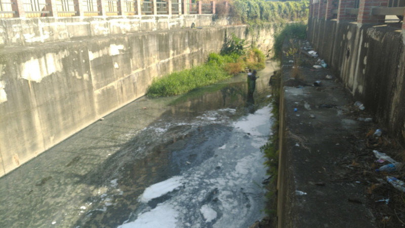 智發水產廢水汙染鳳山溪河面。   圖：高雄市環保局/提供