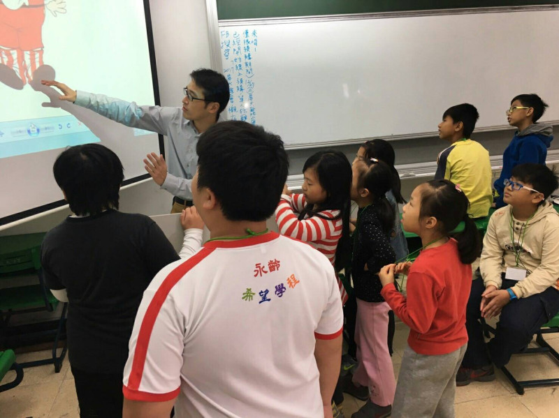 2016年起，在鴻海跟永齡教育基金會贊助下，展開推動全台灣多媒體影音動畫課程。   圖：屏東縣政府/提供