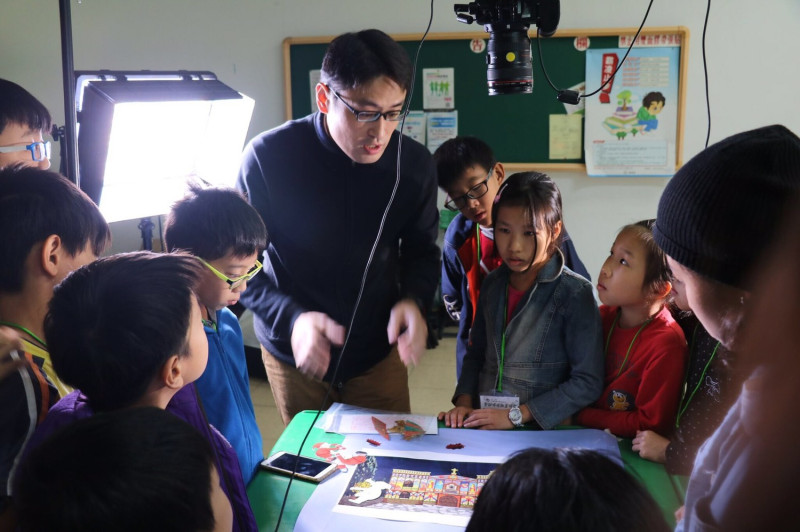 老師教導22位屏東縣學童如何製作聖誕短片。   圖：屏東縣政府/提供