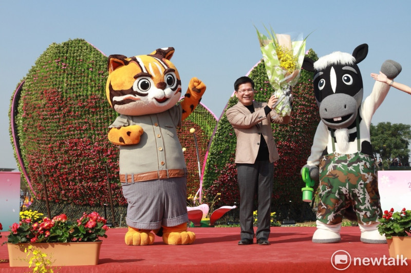 台中市長林佳龍和花博吉祥物「石虎家族」和「歐米馬」合影。   圖：王鵬宇/攝