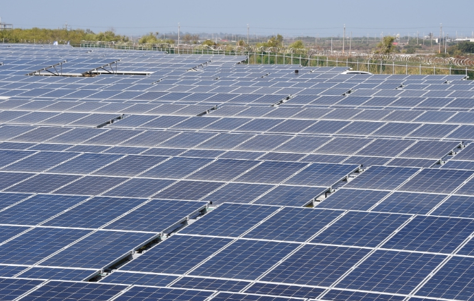 行政院長賴清德表示，經濟部已公布屋頂型太陽能相關方案，希望台南市政府能率先推動。   圖：行政院/提供