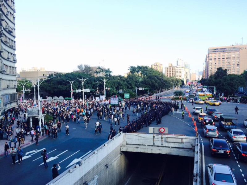 15:15 群眾剛抵達路口，警察以人牆阻隔   圖：取自陳為廷臉書