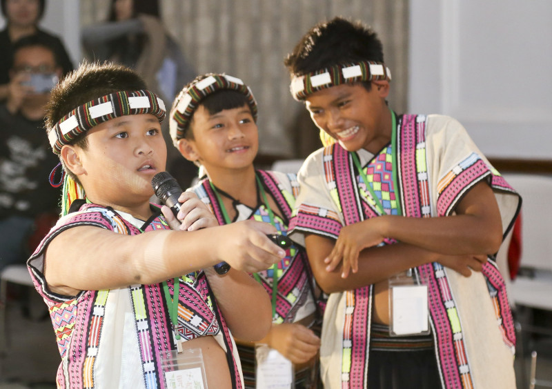 三位原住民的孩子親自在成果會中發表拍攝影片的心得。   圖/張大魯攝