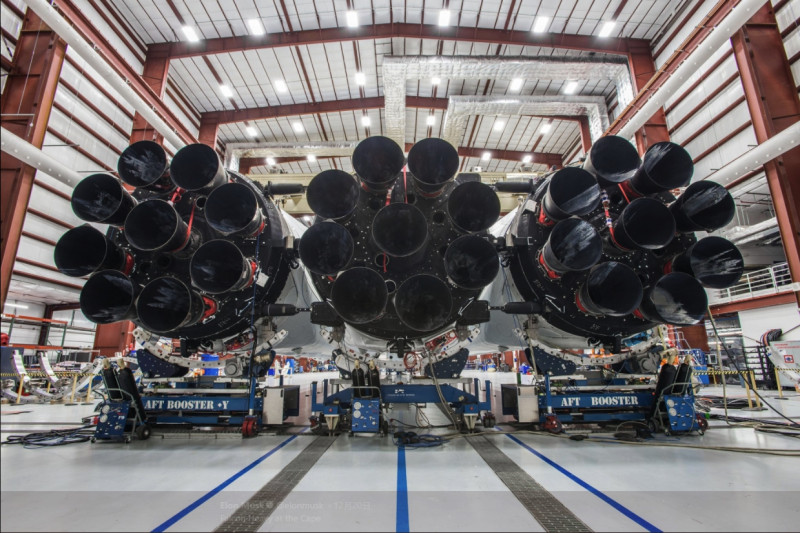 明年一月預計發射的重型獵鷹火箭，其總計27個推進器，將能負載57公噸。   圖：翻攝自伊隆·馬斯克Twitter