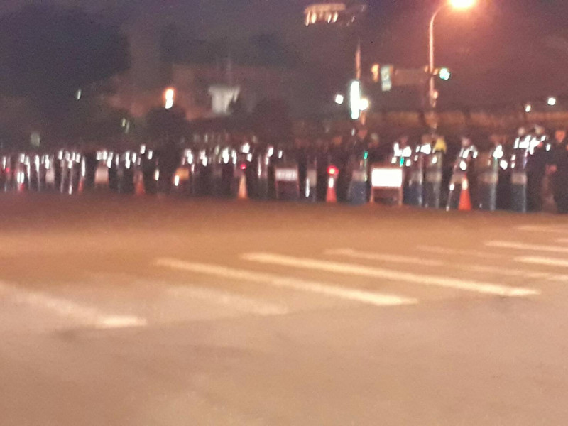 大批警力在凱道及公園路附近集結。   圖：陳香蘭/攝