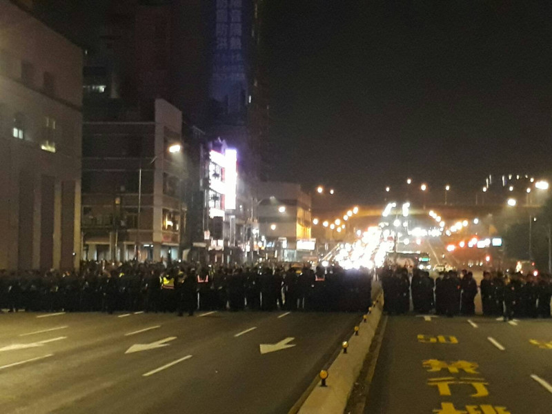 警方在忠孝橋出動大批警力。   圖：陳香蘭/攝