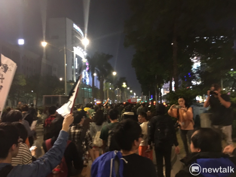 學生佔領車道，沿中華路遊行，高喊「拒絕過勞，退回草案。」   圖：黃韋銓/攝