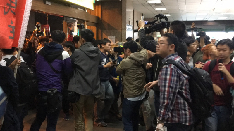 部學生打喊「坐捷運！坐捷運！」接著部分學生衝進台北車站。   圖：黃韋銓/攝