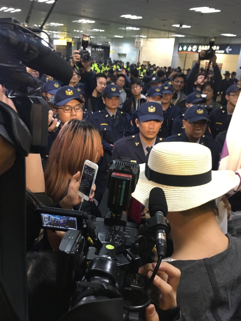 警方將學生包圍在台北車站東三門口，學生要求去坐捷運，但警方仍內外包夾團團包圍。   圖：黃韋銓/攝