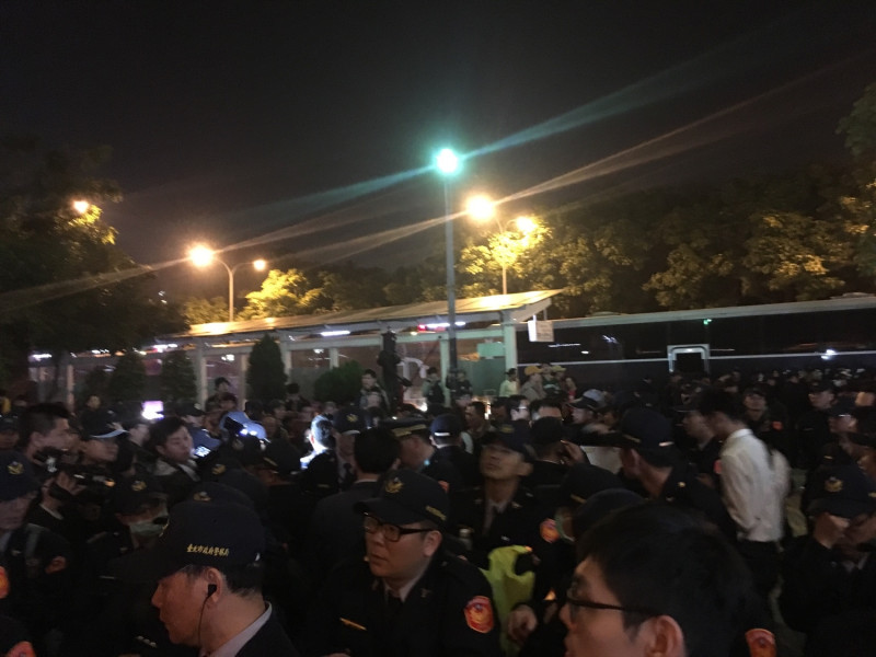 群眾與警方對峙中，多輛警備車已經準備在後方。   圖：黃韋銓/攝