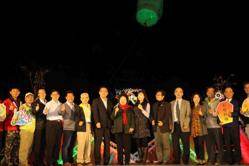 寶來溫泉耶誕嘉年華活動，帶領百名遊客點亮天燈、放飛祝福。   