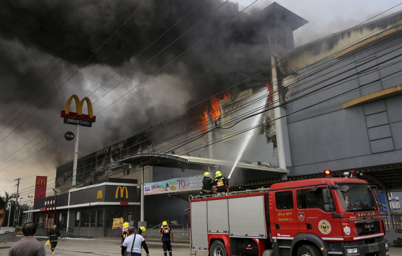 菲律賓總統杜特蒂的故鄉納卯市，一間4層樓高的商場發生火災，受困的37人恐皆罹難。   