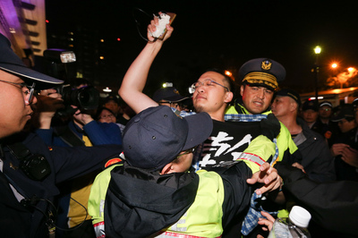 勞團發起大遊行宣布活動結束後，仍有部分民眾不願離去，轉往台北車站東三門聚集和警方僵持發生衝突，24日凌晨警方展開驅離行動清空現場。   圖/中央社