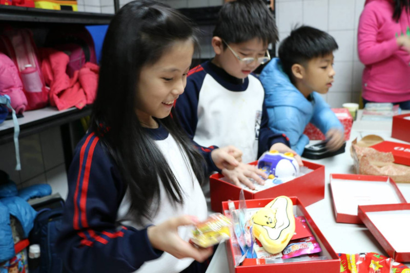 小朋友們開心的打開聖誕鞋盒禮物。   圖 : 中華基督教救助協會／堤供