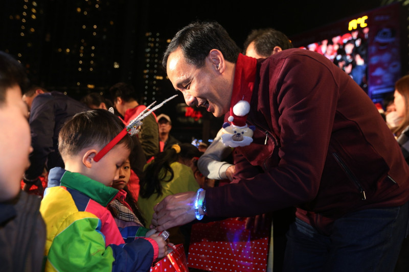 新北市政府邀請弱勢兒童欣賞晚會，市長朱立倫致贈耶誕禮物。   圖：翻攝自新北市政府網站