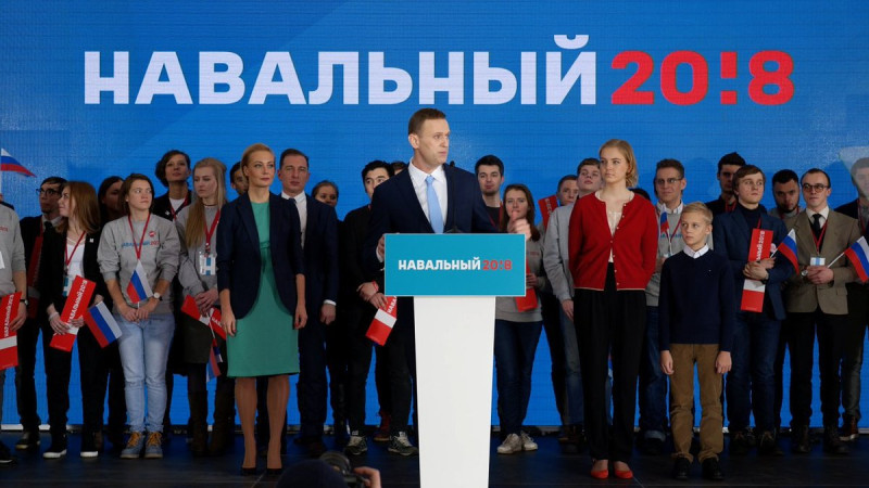 俄羅斯反對派領袖納瓦尼（中）在眾多支持者的簇擁下，宣布參選總統。   圖：翻攝納瓦尼推特