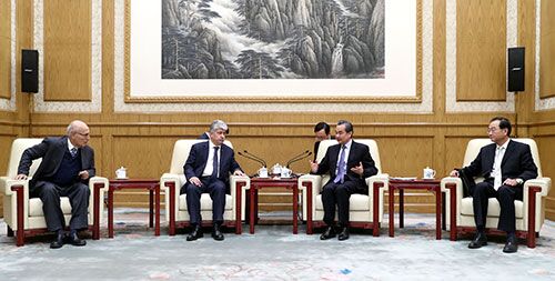 2017年12月22日，中國外交部長王毅（右2）在人民大會堂會見巴勒斯坦自治政府主席代表馬吉達拉尼和沙阿斯。   圖：翻攝自中國外交部網站