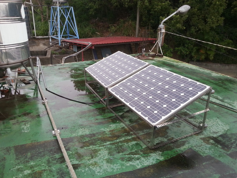 太陽能裝置能輔注地下水抽出設備電能，減少二氧化碳排放量。   圖：高雄市環保局提供