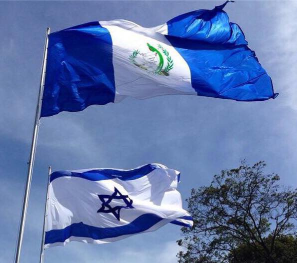 瓜地馬拉總統莫拉萊斯24日在臉書po出自己國家的國旗（前）與以色列國旗，宣布將遷大使館至耶路撒冷。   圖：翻攝莫拉萊斯臉書