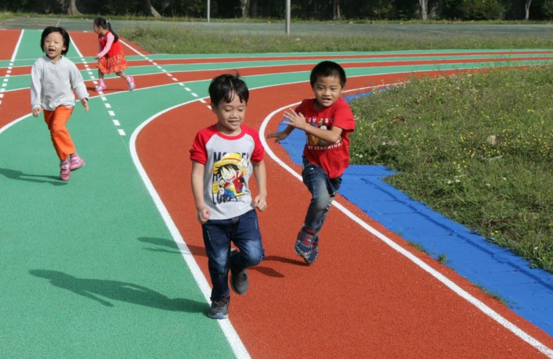 東勢新成國小今年校慶師生喜迎新跑道啟用。 圖:台中市教育局/提供