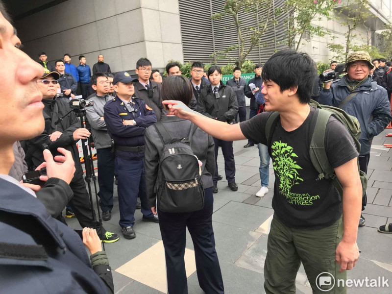 台北市長柯文哲就職三週年記者會，護樹團體場外抗議。   圖：周煊惠 / 攝