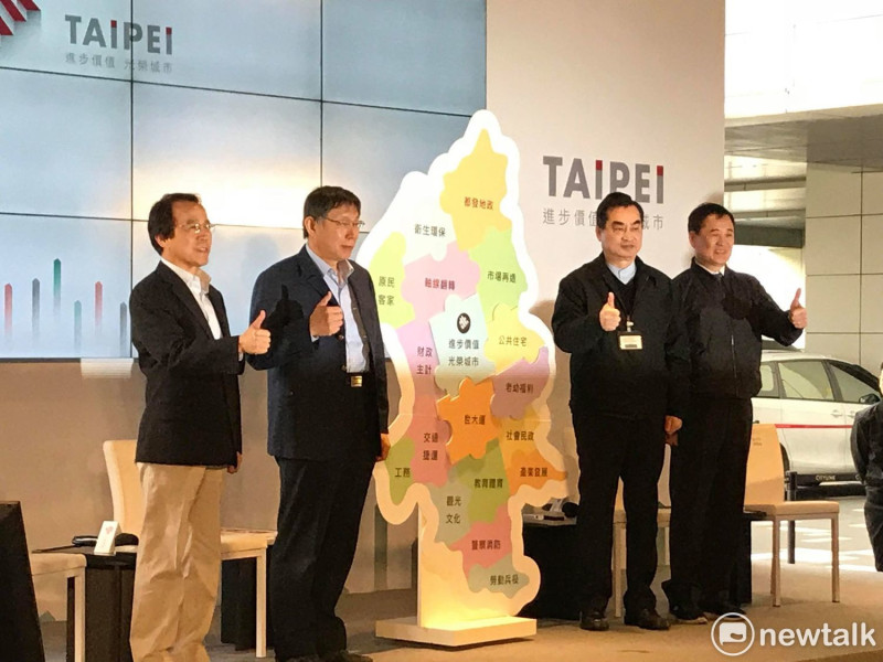 台北市長柯文哲（左2）就職三週年，與三位副市長陳景峻（右1）、林欽榮（左1）、鄧家基（右2）合影。   圖：周煊惠 / 攝