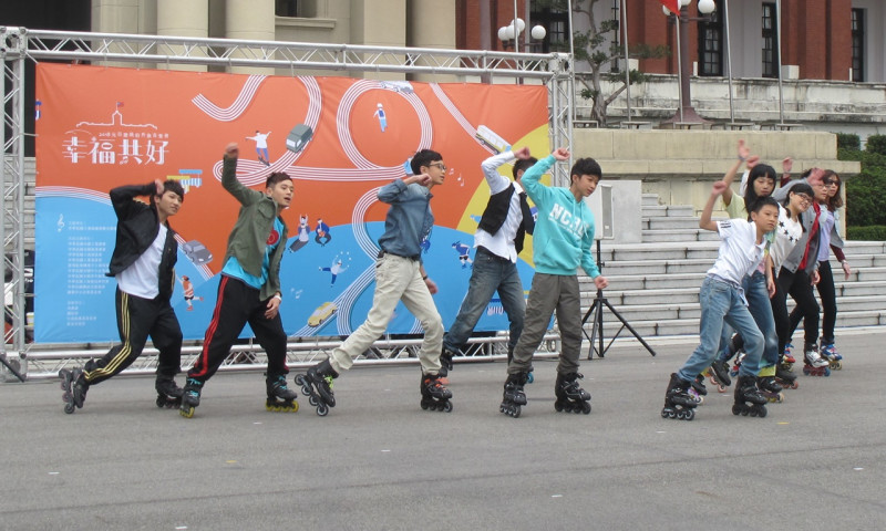 黑蝙幅速度溜冰隊 TRD舞團25日上午在總統府前廣場示範「我的輪舞時代」直排輪表演。   圖：林朝億/攝