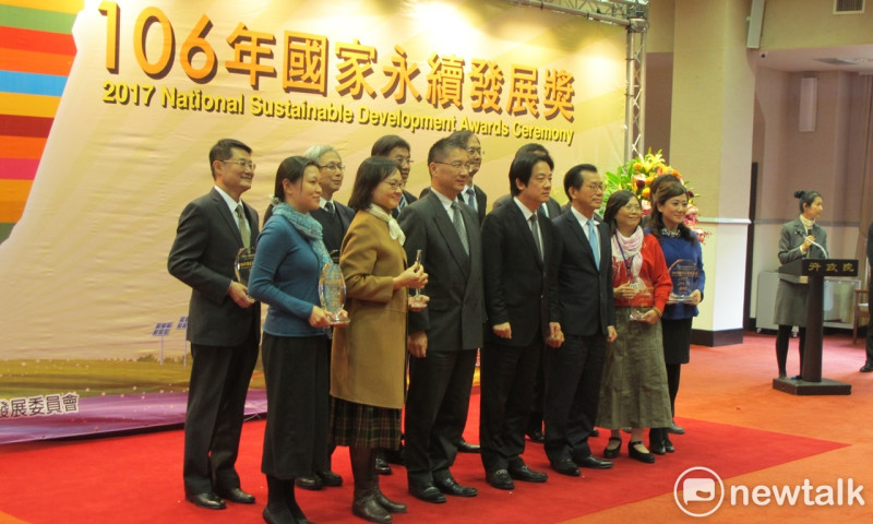 行政院長賴清德25日與「106年國家永續發展獎」得獎者大合照。   圖：林朝億/攝