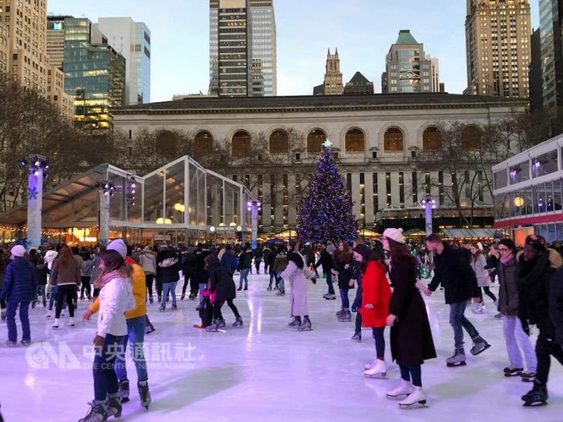曼哈頓布萊恩公園紫紅色耶誕樹，近來受到國際觀光客喜愛，溜冰場與洛克斐勒中心不分上下。   圖 : 中央社