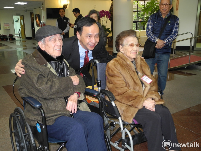 朱立倫問候高齡95歲的第一屆北縣議員陳松林（左）、第三屆北縣議員吳莊月娥。   圖：王峻昌/攝