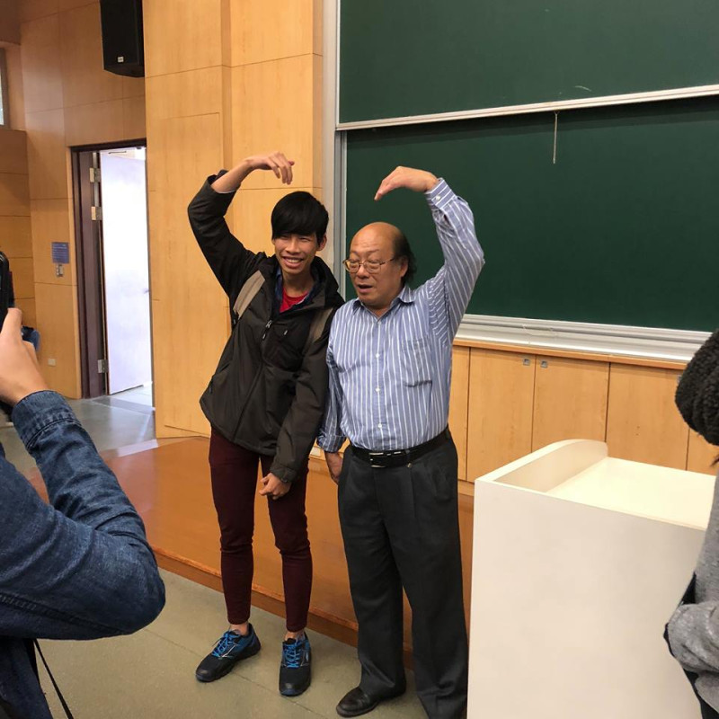 台大法律系教授李茂生，課堂上風趣幽默，師生打成一片。   圖：翻拍李茂生臉書
