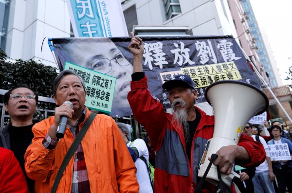 香港多個團體25日上街要求北京當局釋放已故諾貝爾和平獎得主劉曉波的遺孀劉霞。   圖：達志影像／路透社