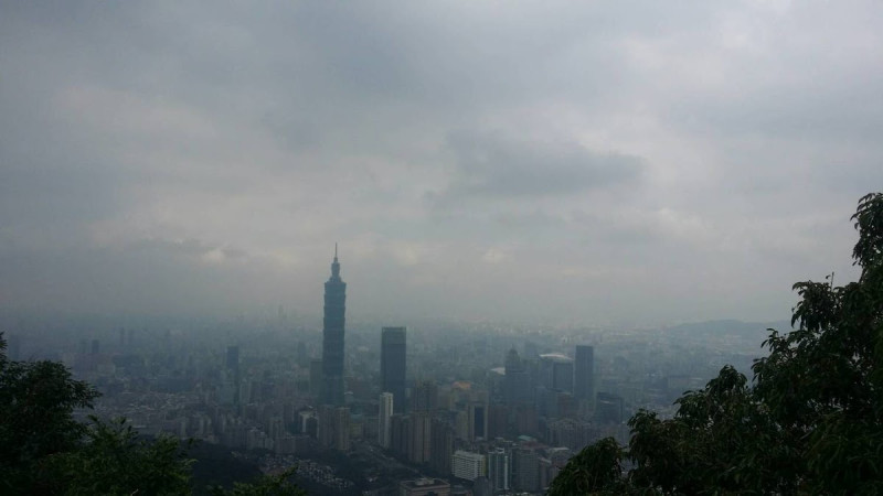 全台近日都遭到境外汙染物襲擊灰濛濛一片， 台灣已經是「霧霾之島」了嗎？      圖：新頭殼資料照片